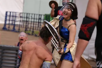 “アイドル×DDT”の路上プロレスを開催!アイドルがプロレスラーをイス攻撃でめった打ち!?<TIF2020>