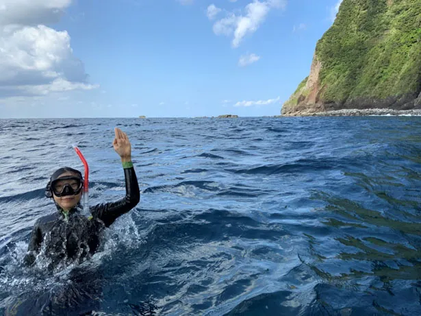 【写真を見る】シュノーケルをつけて海に入る安藤サクラ