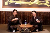 【写真を見る】松本酒造・松本杜氏と酌み交わす橘ケンチ