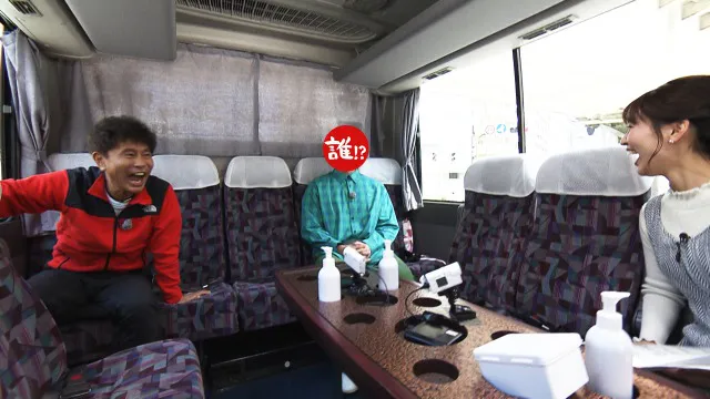 移動中、新人の山崎香佳アナも交えて、バスでトーク (写真左から　浜田雅功、相方、山崎香佳アナウンサー)