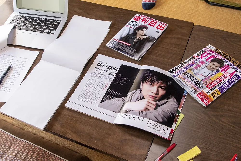 人気の高さから、さまざまな雑誌の表紙を飾る時戸(岩田剛典)