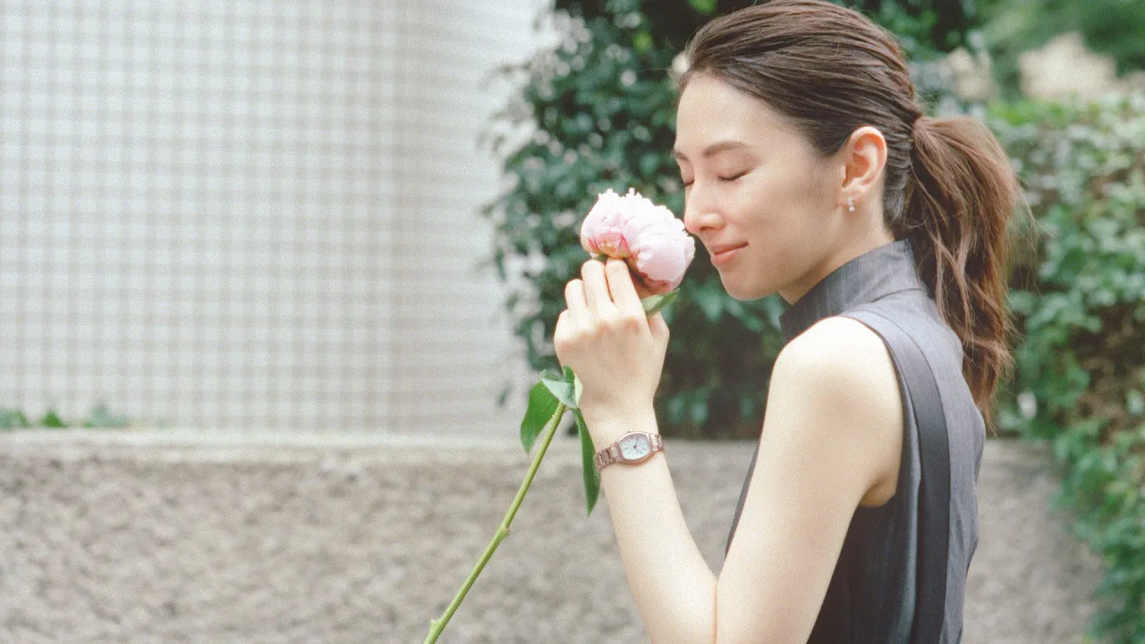 【写真を見る】花に顔を寄せ、ナチュラルな笑みを浮かべる北川景子