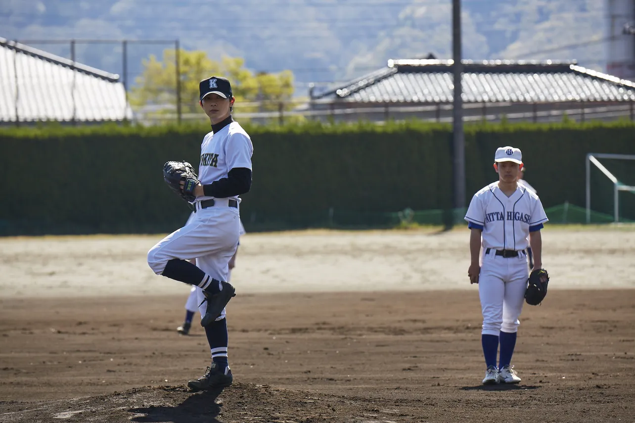 野球のユニホーム姿でピッチングをする吉沢亮の場面カットが解禁に