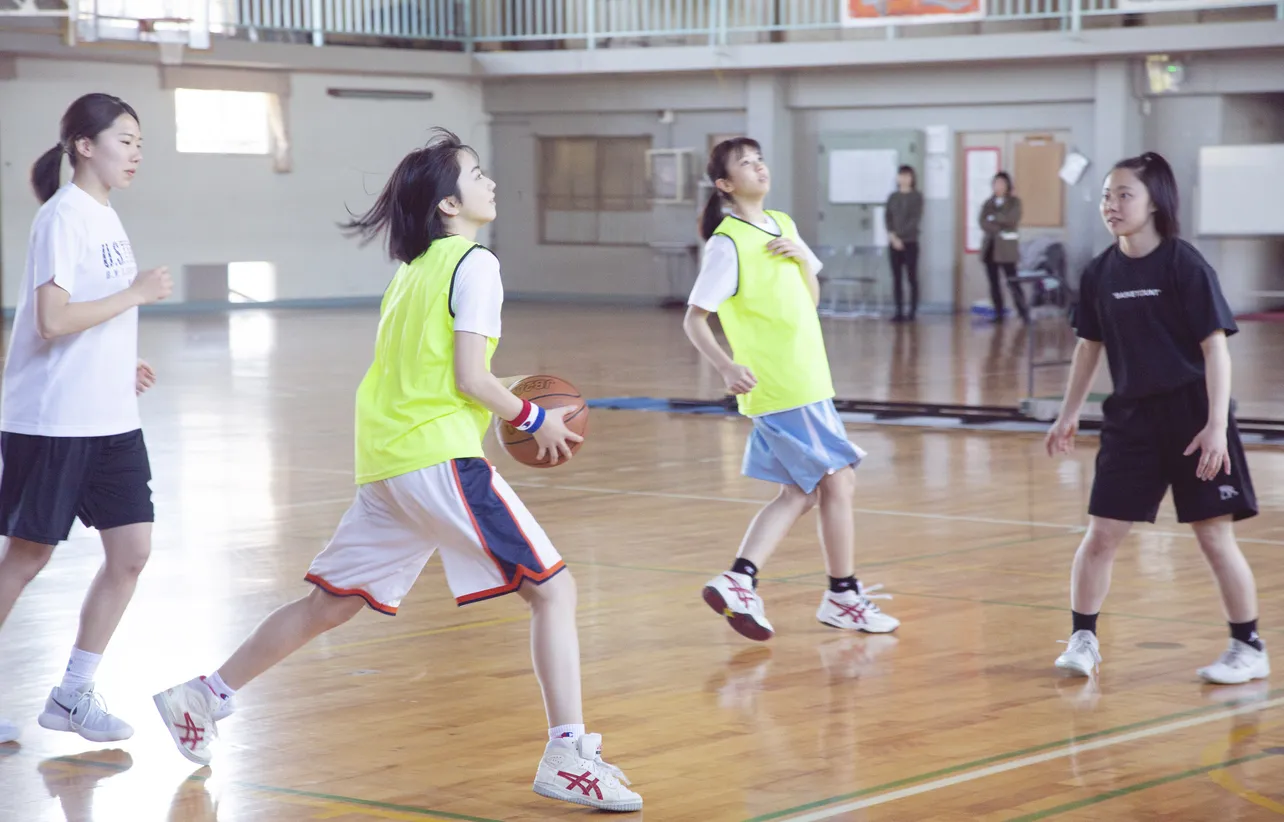 バスケットボールをする小松菜奈＆小林由依も