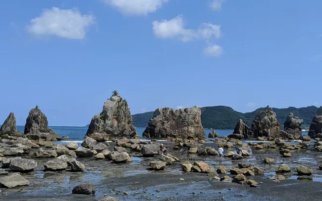 和歌山・串本町にある「橋杭岩」は、弘法大師ゆかりの伝説が残る貴重な絶景スポット