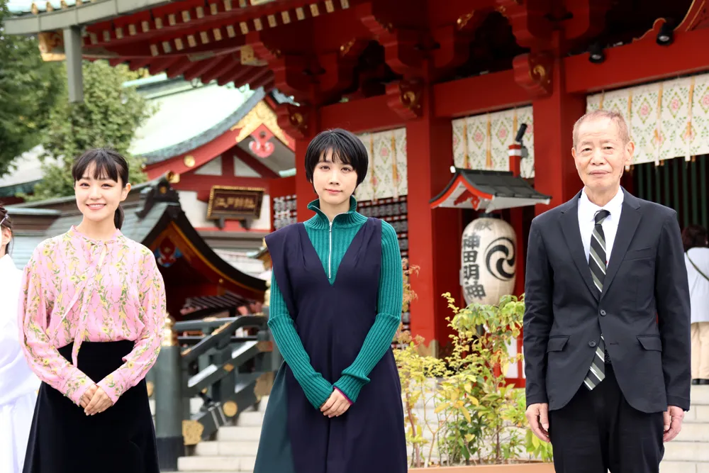 映画「みをつくし料理帖」大ヒット祈願祭に出席した奈緒、松本穂香、角川春樹監督(写真左から)