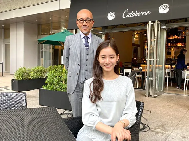 【写真を見る】美しすぎる娘…！　パパも色々心配に？　新木優子＆竹中直人、レア2SHOT