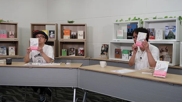 【写真を見る】スージー鈴木の小説「恋するラジオ」を手に激賞する水道橋博士