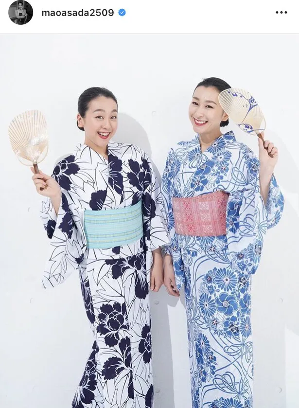 【写真を見る】艶っぽい！浴衣姿の浅田真央と姉の舞の2SHOT