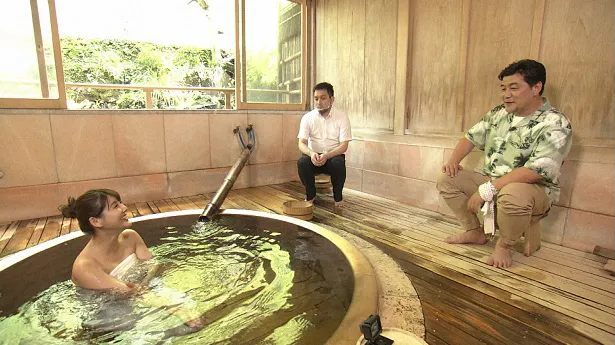 【写真を見る】安めぐみは、文豪に愛された老舗旅館にある木造の丸い大きな「大丸風呂」を満喫する