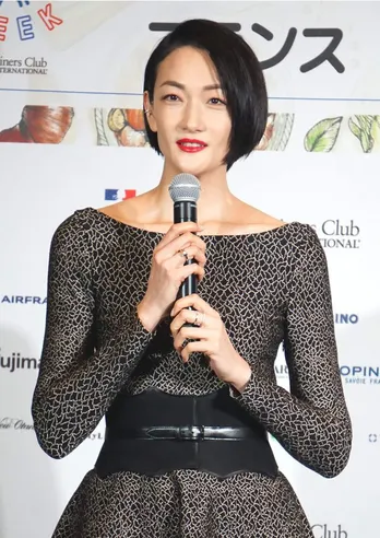 冨永愛、10代のロングヘアSHOTに反響!「オーラが出まくり」「目つきの鋭さ、若かりし頃ならでは」