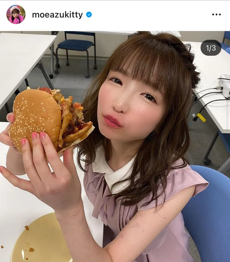 ハンバーガーをおいしそうに頬張るもえのあずき