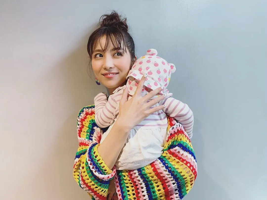 赤ちゃんを抱っこする石川恋