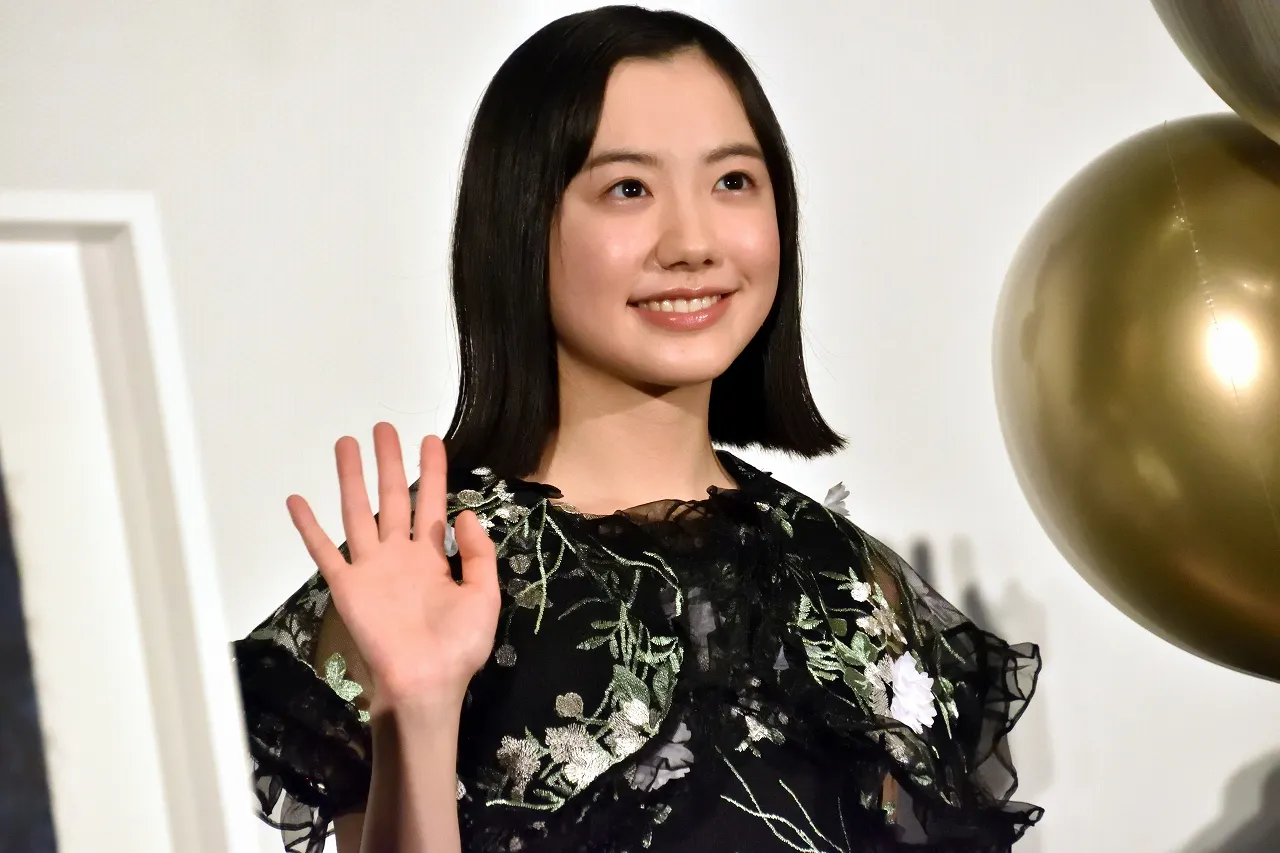 芦田愛菜が映画「星の子」の公開初日舞台あいさつに登場した
