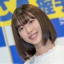 白石聖、キレ味鋭い“かぶせ芸”「美味シンデレラ!!」にファン歓喜! キュートなメガネ姿も話題