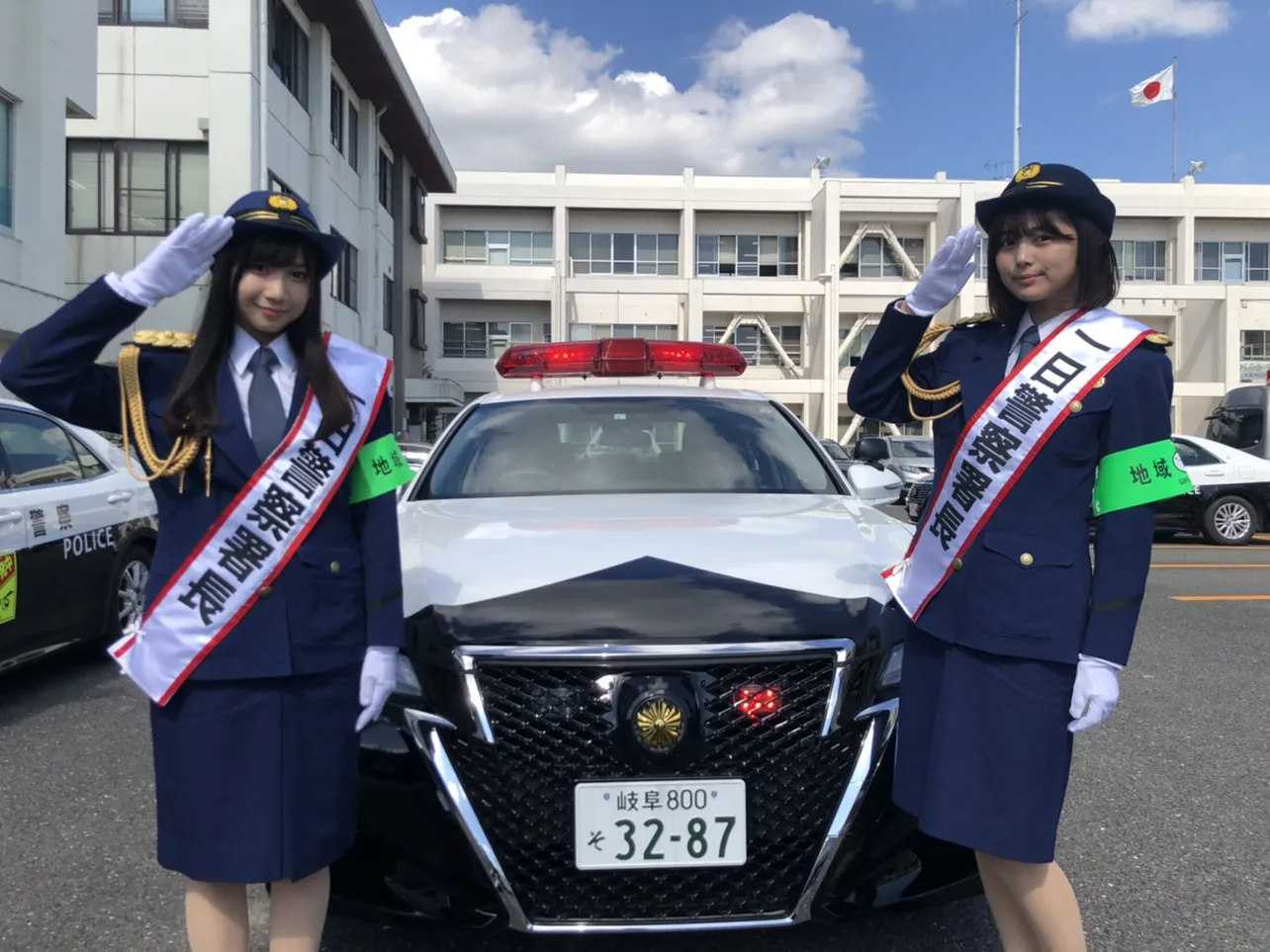 【写真を見る】北野と太田はパトカーに乗り大垣駅周辺で呼び掛け運動を行った