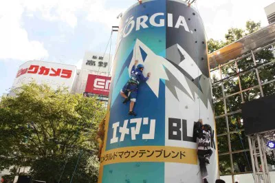 オリエンタルラジオ・藤森慎吾、インパルス・板倉俊之、パンクブーブー・黒瀬純が高さ約8mの「巨大エメマン缶」をよじ登る