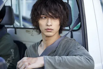 横浜流星、映画「きみの瞳が問いかけている」の新場面写真が到着！