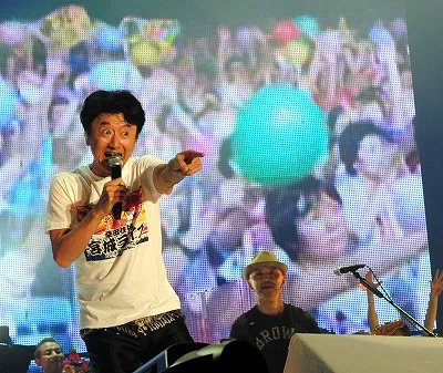 桑田佳祐は会場につめかけた1万6000人のファンと、宮城・福島・岩手の三県の映画館でライブを鑑賞した1600人のファンを熱狂させた