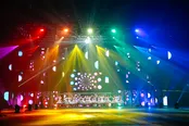 【写真を見る】虹色に輝くステージ