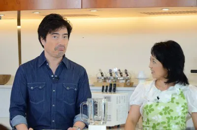 【写真】安井レイコ氏の｢作る方の思いを感じて｣というアドバイスを聞いたカビラは、｢料理は愛…｣と妄想をスタート