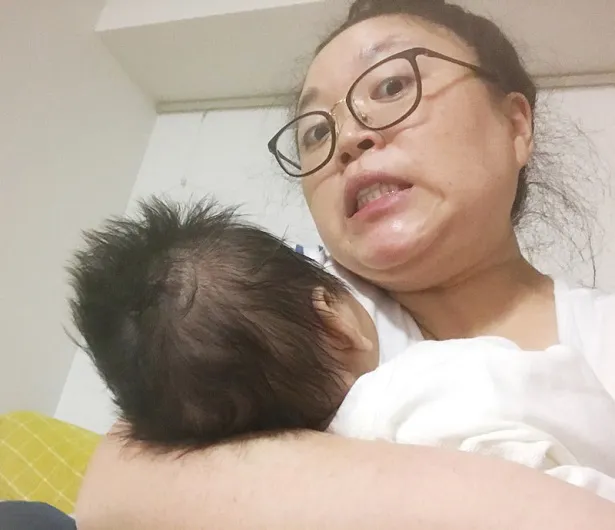 【写真を見る】生後1カ月の愛息の“とっちゃん”を抱っこ姿を公開したニッチェの江上敬子
