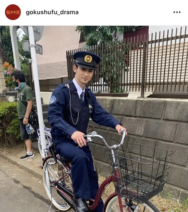 街の平和と安全を願い、自転車でパトロールをする酒井(古川雄大)