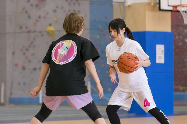 【写真を見る】桜井日奈子は公式YouTubeチャンネル「どこでもひなこ。」にてバスケットボールの挑戦映像を公開した