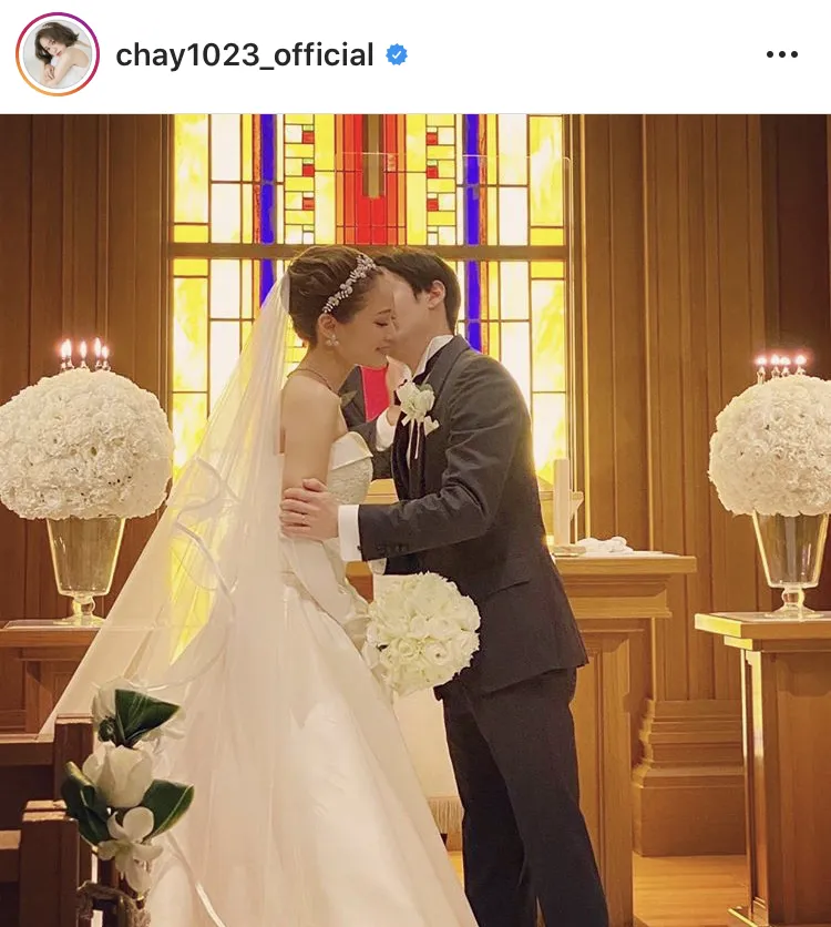 【写真を見る】chayが結婚式での写真を公開(ほか、秋らしい髪色SHOTなど10枚)