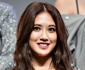 藤井夏恋、“服どうなってんの?!”美肩&へそチラSHOTに反響続々「鎖骨が綺麗すぎる」「スタイル良すぎ」