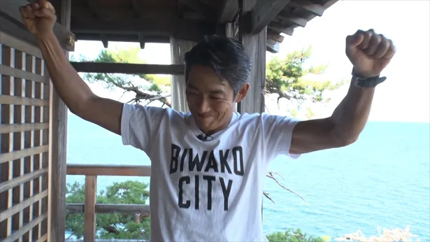 【写真を見る】“BIWAKO CITY”Tシャツをカッコよく着こなす反町隆史