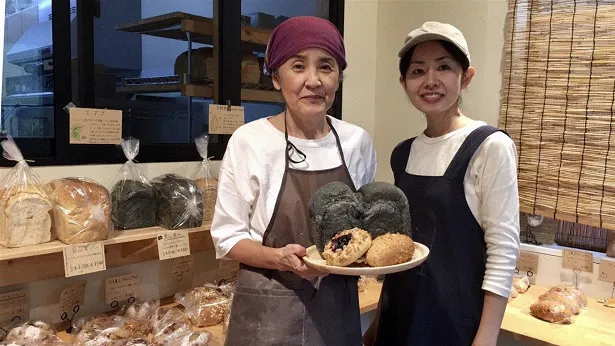 “ヴィーガン”のパン店をオープンした高木富貴子さん(62歳)と、長女の安祥恵さん(38歳)