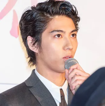 ＜今日から俺は!!＞賀来賢人＆伊藤健太郎、セーラー服姿の“蔵出し美女”SHOTに反響「ダブルケン子だ(笑)」「女子でも生きていける可愛さ」