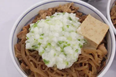 牛鍋丼に、「追っかけ」の「おくらとろろ」（別途90円）をプラス