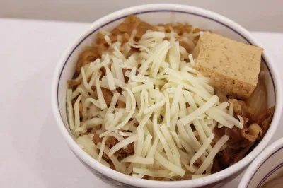 牛鍋丼に、「追っかけ」の「とろりチーズ」（別途90円）をプラス