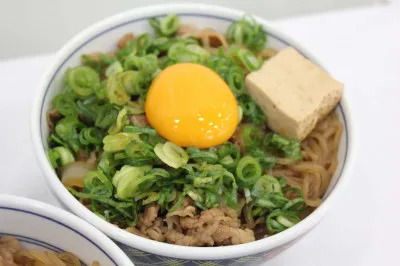 牛鍋丼に、「追っかけ」の「ねぎ玉子」（別途90円）をプラス