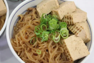 牛鍋丼に、「追っかけ」の「豆腐しらたき」（別途90円）をプラス