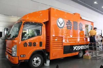 当日は、吉野家移動販売車、オレンジドリーム号を使い、一般の人への試食も実施