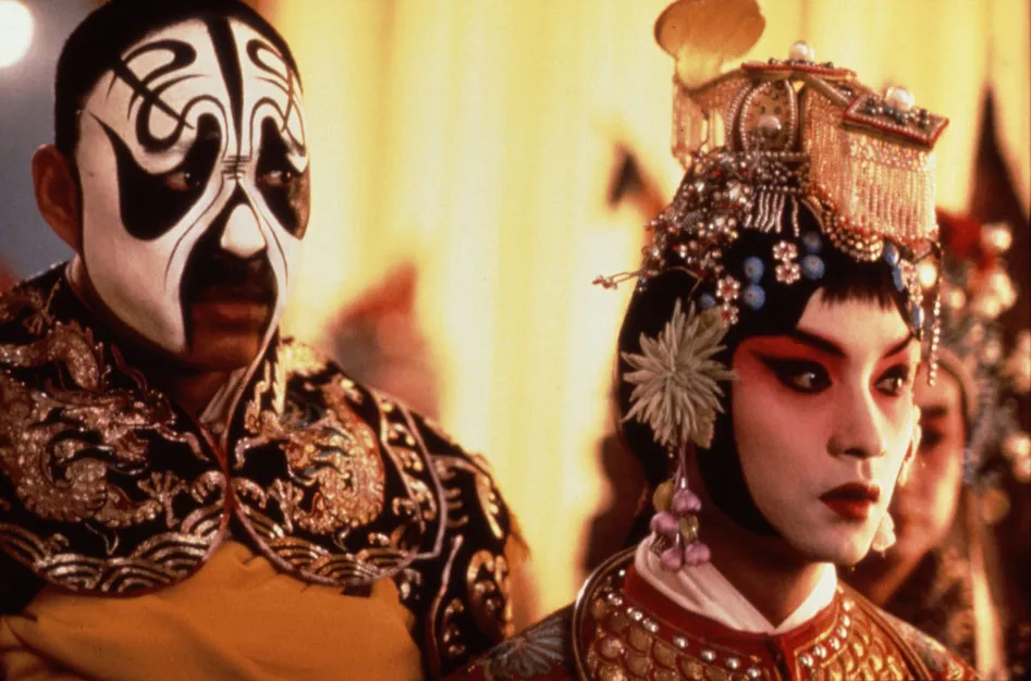 中国、香港、台湾の一流スタッフが手を組み、20世紀中国の歴史的激動に巻き込まれる京劇俳優の姿を描いた『さらば、わが愛～覇王別姫』