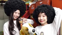 【写真を見る】アフロ姿になった青木詩織(右)と荒井優希(左)