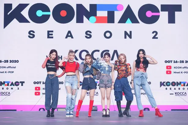 「KCON:TACT season 2」1日目フォトウォールに登場したEVERGLOW