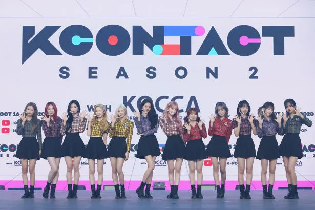 IZ*ONEが「KCON:TACT season 2」2日目のフォトウォールに登場！