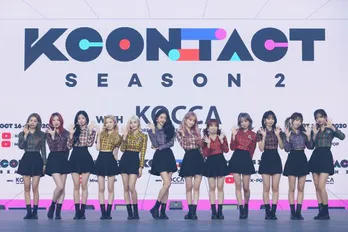 IZ*ONE、A.C.Eら「KCON:TACT season 2」2日目フォトウォールに登場!