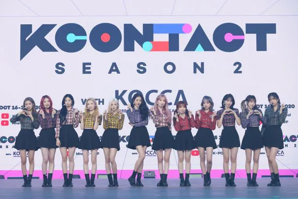 「KCON:TACT season 2」2日目のフォトウォールに登場したIZ*ONE