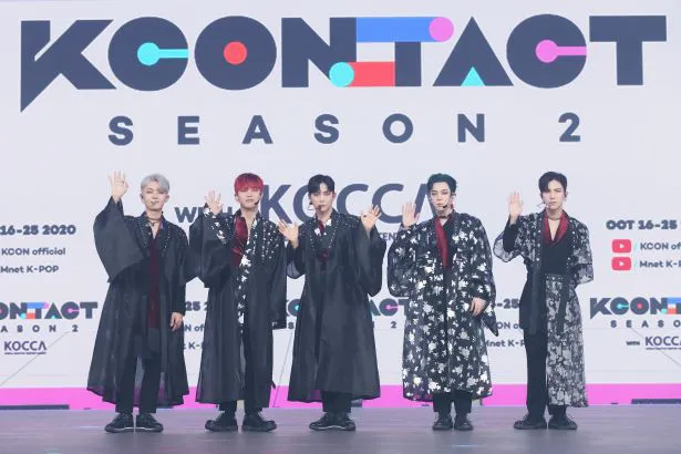 「KCON:TACT season 2」2日目のフォトウォールに登場したA.C.E