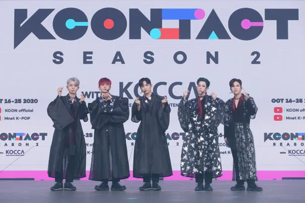 「KCON:TACT season 2」2日目のフォトウォールに登場したA.C.E