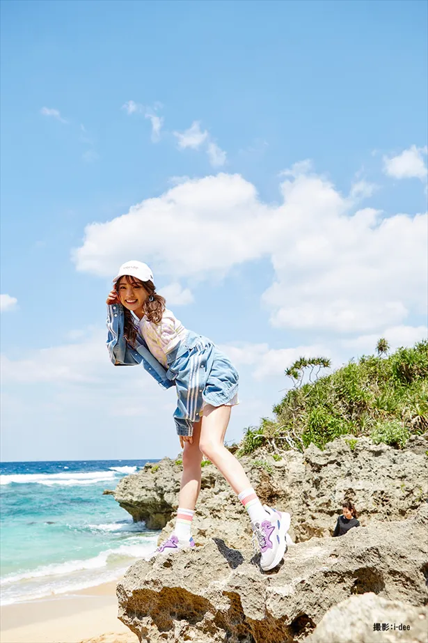 沖縄の突き抜けるような青空のもとで元気いっぱい撮影！
