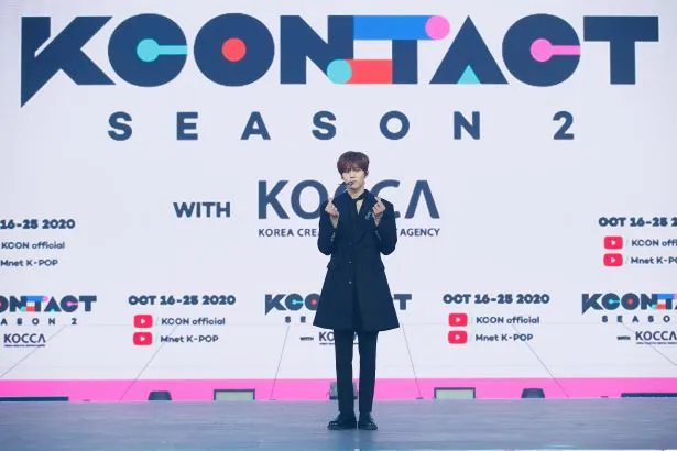 「KCON:TACT season 2」3日目のフォトウォールに登場したKIM WOO SEOK