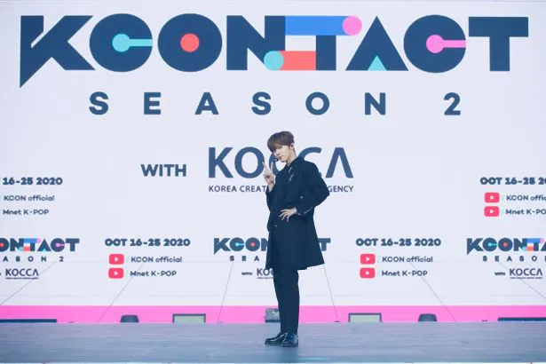 「KCON:TACT season 2」3日目のフォトウォールに登場したKIM WOO SEOK