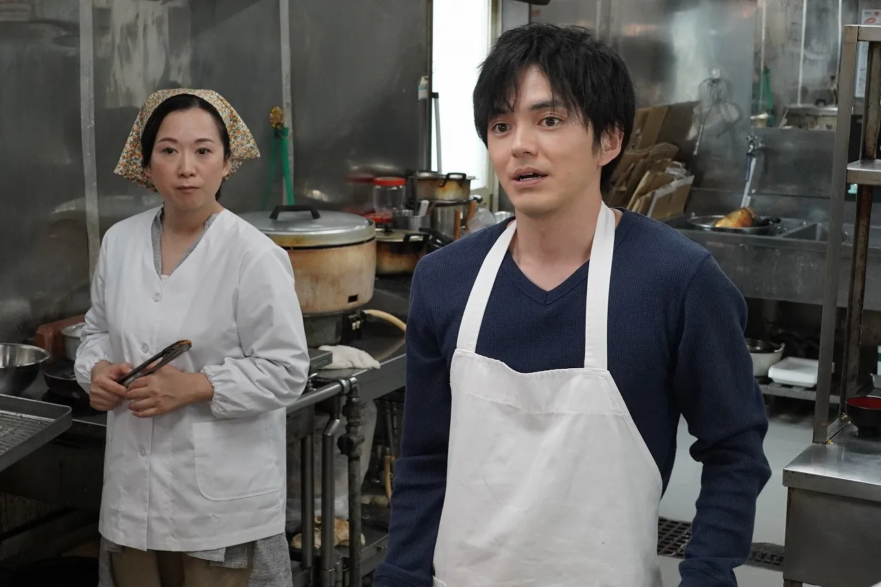 弁当屋で働く真人の母・貴子(和久井映見・左)